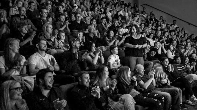 audience laughing enjoying themselves in solo show